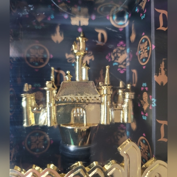 NWT Disneyland Castle Gold Cast Metal Wine Stopper - Picture 4 of 6